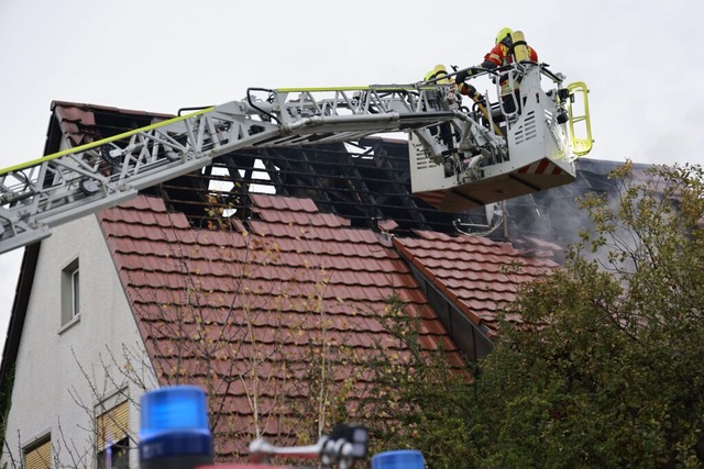 In March-Buchheim sind Feuerwehrkrfte bei einem Hausbrand im Einsatz.  | Foto: Hubert Gemmert
