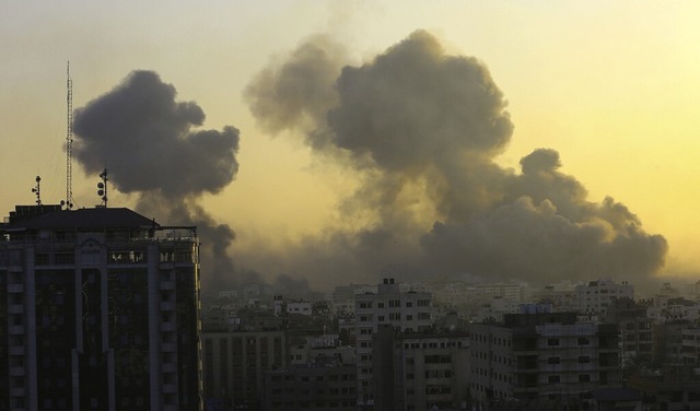 Rauch steigt nach israelischen Luftangriffen im Gazastreifen auf.  | Foto: Abed Khaled (dpa)