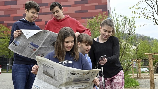 Jugendliche lesen Zeitung &#8211; hier...m Zischup-Projekt teilgenommen haben.   | Foto: Thomas Kunz