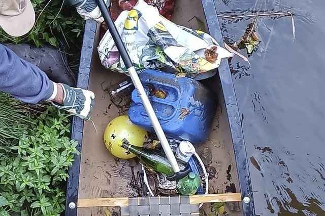 Paddler putzen Ufer der M�hlin