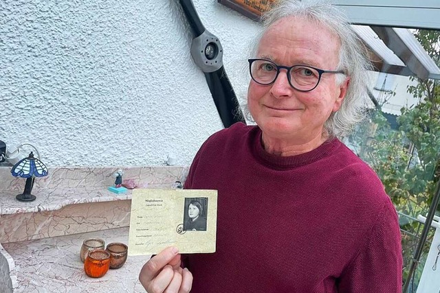 Erich Geiger aus Hugstetten war der er...lubausweis von 1973 hat er immer noch.  | Foto: Mario Schneberg