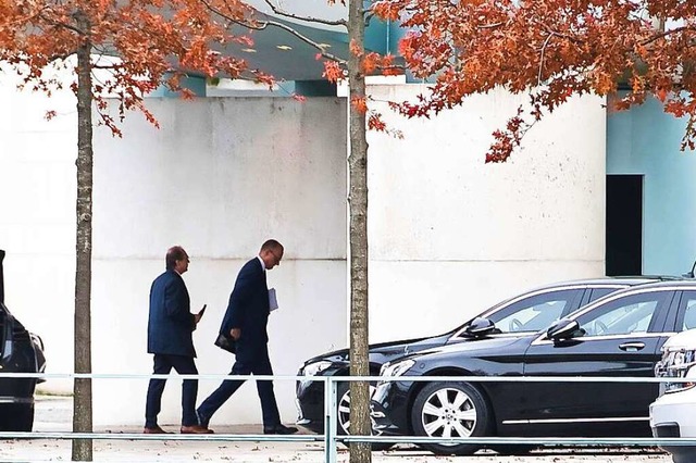 CDU/CSU-Fraktionschef Friedrich Merz (...Alexander Dobrindt vor dem  Kanzleramt  | Foto: Paul Zinken (dpa)