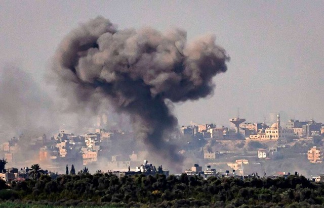 Eine Rauchwolke steigt nach einer Bomb...am Freitag ber dem Gaza-Streifen auf.  | Foto: FADEL SENNA (AFP)