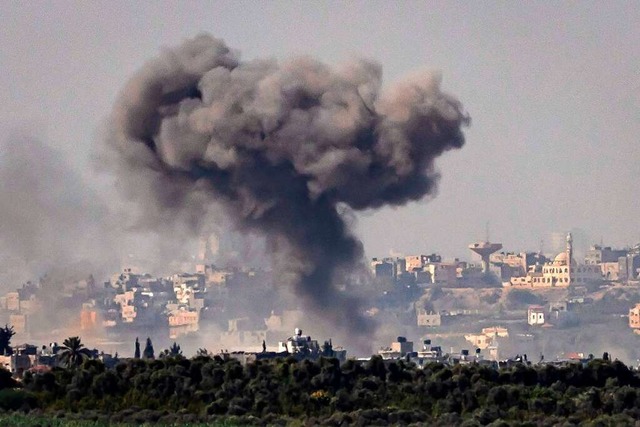 Auch am Freitag detonierten israelische Bomben im Gazastreifen.  | Foto: FADEL SENNA (AFP)