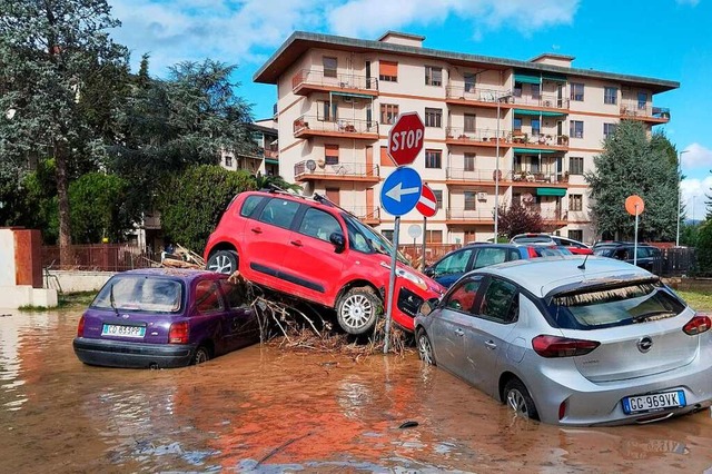 Campi Bisenzio: Von den Wassermassen e...ilen Italiens rumen die Menschen auf.  | Foto: Adriano Conte (dpa)