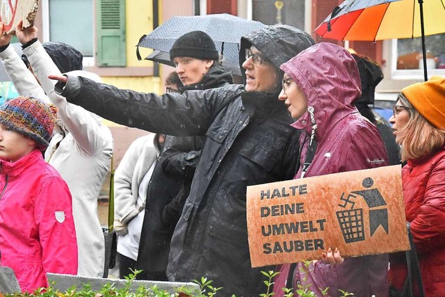 AfD-Gegner harren bei der Kundgebung im regen aus  | Foto: Kathrin Ganter