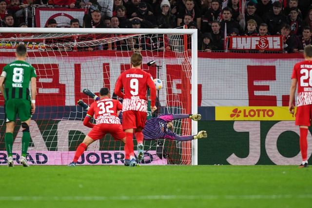 Der Treffer zum 3:3 in den letzten Mom...nzo Grifo zeigt am Punkt keine Nerven.  | Foto: IMAGO/BEAUTIFUL SPORTS/Gerd Gruendl