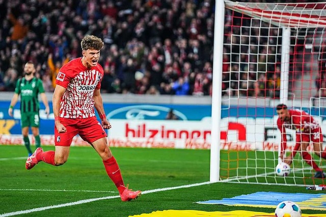 Ein wichtiger Treffer: Noah Weihaupt ...um 2:3 gegen Borussia Mnchengladbach.  | Foto: Jran Steinsiek (dpa)