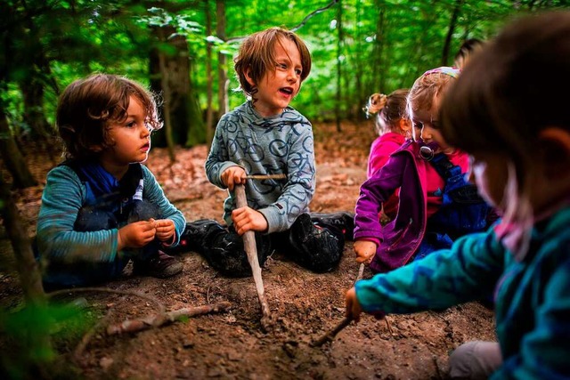 Kinder eines Waldkindergartens spielen mit Matsch im Wald.  | Foto: Andreas Arnold