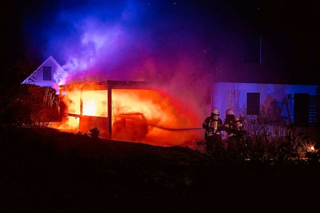 Bei der Ankunft der Einsatzkrfte steht das Carport bereits voll in Flammen.  | Foto: Feuerwehr Schallstadt