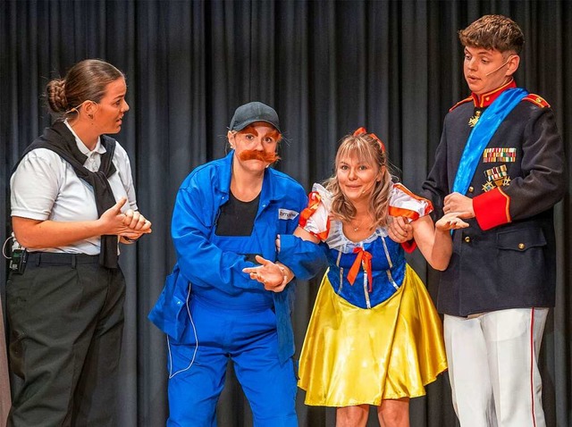 Die Darsteller begeistern mit einer komdiantischen Vorstellung.  | Foto: Paul Eischet