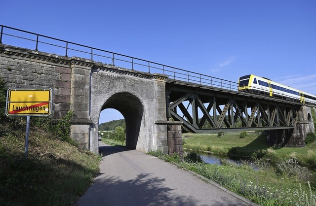 Die 1882 erbaute Eisenbahnbrcke der H...durch eine neue Brcke ersetzt werden.  | Foto: Herbert Schnbele