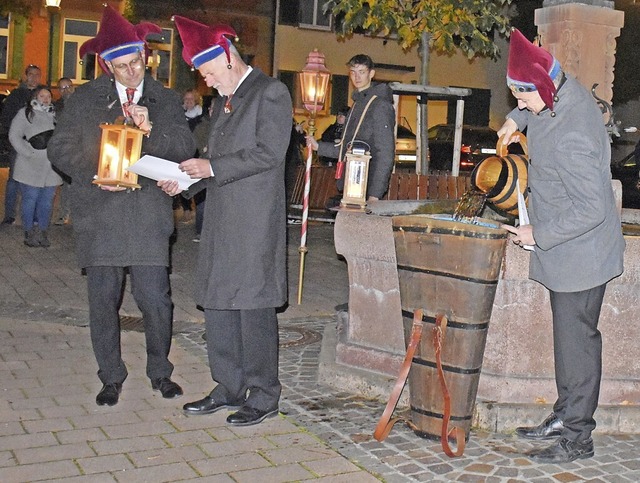 Sckelmeister Dominik Disch,  Zeremoni...nn (v.l.) beim Jokili-Geist -Schpfen.  | Foto: Roland Vitt