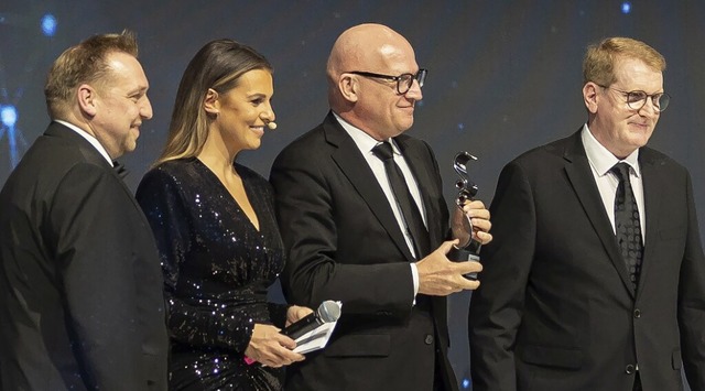 Markus Kaufmann (Zweiter von rechts) mit dem Preis  | Foto: Andreas Schwarz