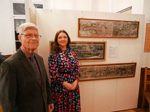 Leihgeber Karl Braun und Museumsleiter...n von ehemaligen Holzbalken der Brcke  | Foto: Michael Gottstein