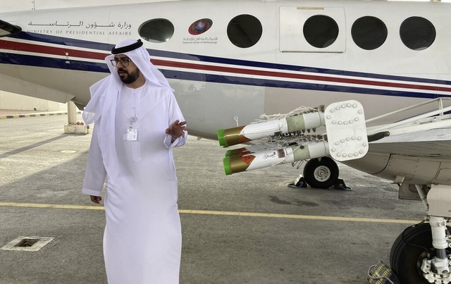 Omar Al Yazeedi zeigt die Hlsen am Flgel eines Flugzeugs.  | Foto: Rolf Obertreis
