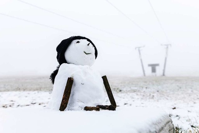 Ein kleiner Schneemann ist an einem Skilift auf dem Feldberg zu sehen.  | Foto: Silas Stein (dpa)