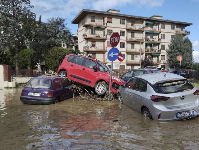 Vom Wasser bereinandergestapelt: Autos in Campi Bisenzio  | Foto: Adriano Conte (dpa)