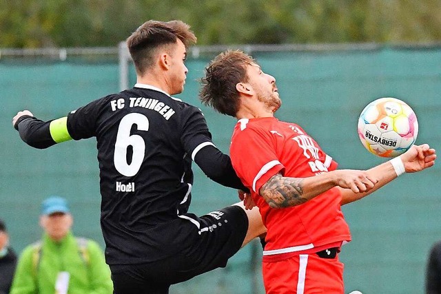 Tom Hodel vom FC Teningen setzt den Au...ngreifer Bastian Bischoff unter Druck.  | Foto: Achim Keller