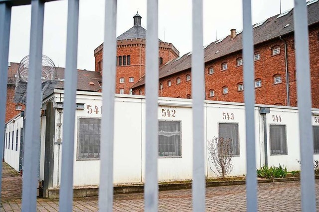 Auch verurteilte Mrder knnen fr ein...die Mauern der JVA Bruchsal verlassen.  | Foto: Uwe Anspach (dpa)