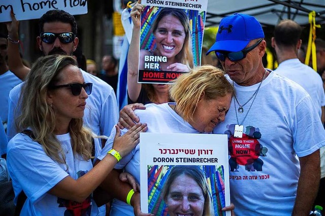 Angehrige von Verschleppten demonstrieren in Tel Aviv.  | Foto: Ilia Yefimovich (dpa)