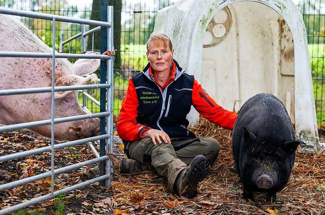 Sabine Bracker, Vorsitzende vom Verein...nd einem Masthybriden Schwein (links).  | Foto: Philipp Schulze (dpa)