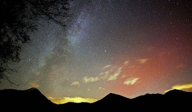 Polarlichter schimmern am Sternenhimmel ber den Bergen am Walchensee.  | Foto: Matthias Balk (dpa)