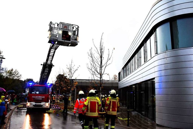 Beim Albert-Schweitzer-Schulzentrum probte die Feuerwehr den Ernstfall.  | Foto: Andrea Steinhart