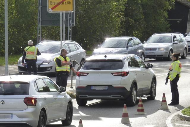 Bundespolizei kontrolliert den Verkehr am Grenzübergang Breisach