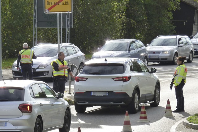 Eine offen getragene Maschinenpistole ...ei standardmig   der Eigensicherung.  | Foto: Dirk Sattelberger