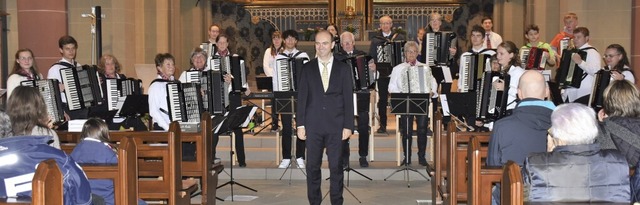 Zum Konzert hat der Akkordeon- und Har...-Club Neustadt ins Mnster eingeladen.  | Foto: Thomas Biniossek