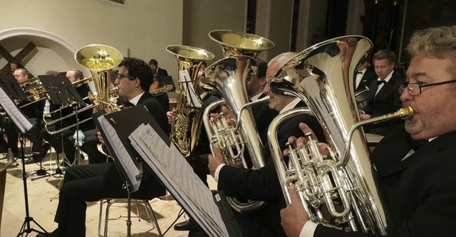 Die Stadtmusik nimmt das Publikum mit auf eine spannende musikalische Reise.  | Foto: Heidrun Simoneit