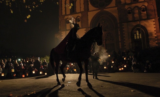 Besonders beliebt sind die Martinsumz...n St. Martin auf dem Pferd dabei ist.   | Foto: Ingo Schneider