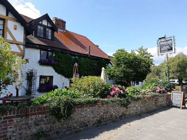 Gemtlich und traditionsreich: der Inglenook Pub in Pagham  | Foto: Tonio Palick