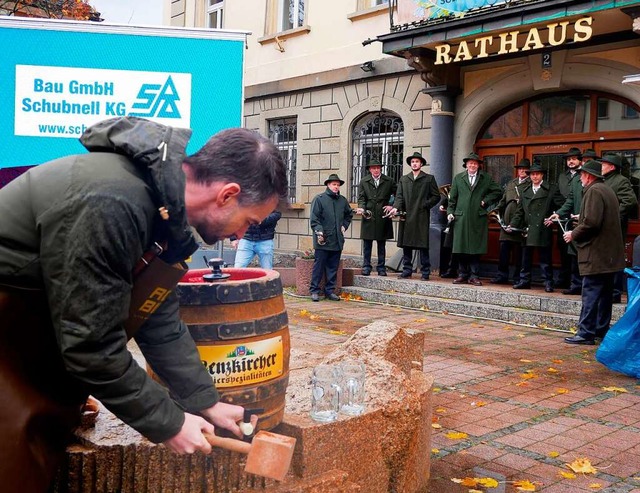 Gleich fliet das Bier: Titisee-Neusta...ter Gerrit Reeker setzt zum Schlag an.  | Foto: Eva Korinth