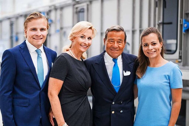 Wolfgang Grupp mit seiner Frau Elisabe...Grupp Junior (links) und Bonita Grupp.  | Foto: Christoph Schmidt (dpa)