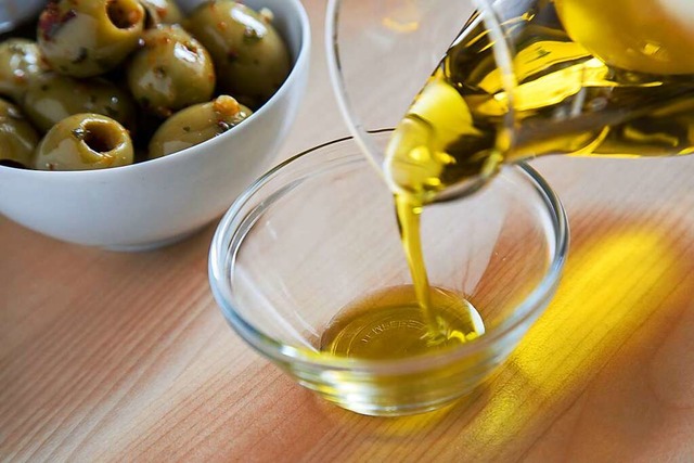 Olivenl ist eine beliebte Speiselsor...us gepressten Oliven hergestellt wird.  | Foto: Christin Klose (dpa)