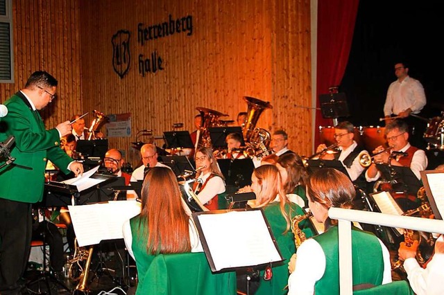 Der Musikverein gestaltete die zweite ... der Leitung von Zsolt Sandor (links).  | Foto: Werner Schnabl