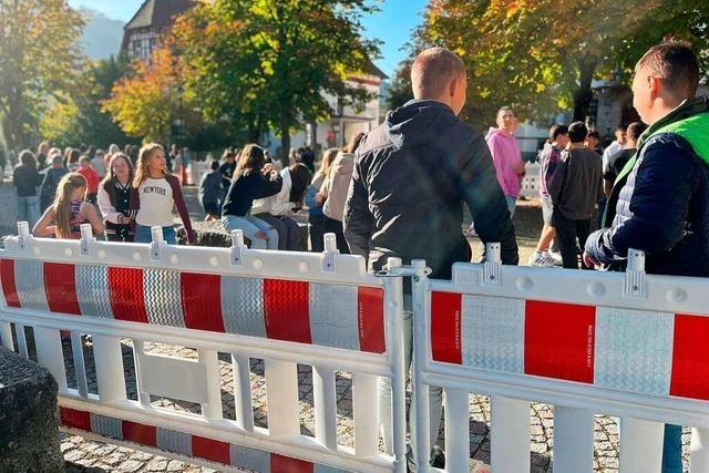 Der umstrittene Bauzaun vor dem Schönauer Gymnasium kommt noch im November weg