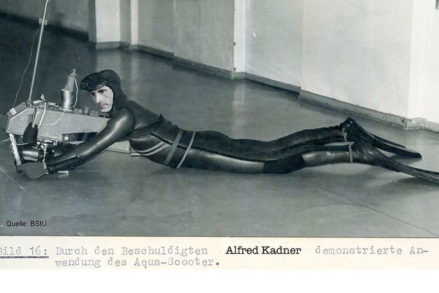Alfred Kadner im Taucheranzug mit sein...ine Flucht bis ins Detail nachstellen.  | Foto: Stasi-Akte-Kadner