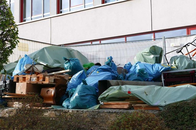 Brandschutt  lagert auf dem unteren Schulhof des Bildungszentrums.  | Foto: Stefan Limberger-Andris