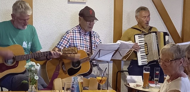 Friedbert Zapf, Hans-Peter Jung und Kl...s) spielen zum gemeinsamen Singen auf.  | Foto: Martha Weishaar