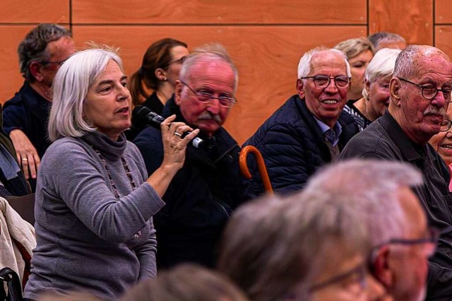 Rund 250 Menschen haben am Montag die ...e zahlreichen Fragen aus dem Publikum.  | Foto: Hubert Gemmert