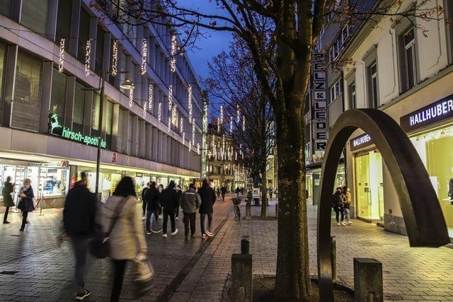 Firma bringt Lichter fr Weihnachten an