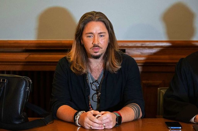 Der Musiker Gil Ofarim am Dienstag im Saal des Landgerichts in Leipzig  | Foto: Hendrik Schmidt (dpa)