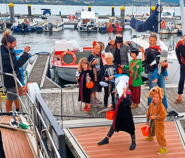 Halloween-Party im Hafen von Sada: Fam...ter macht das Beste aus der Situation.  | Foto: Familie Hoffmeister