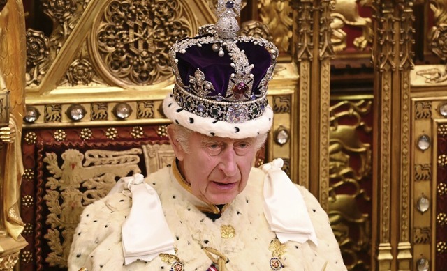 Charles III. bei seiner Rede auf einem goldenen Thron  | Foto: Leon Neal (dpa)