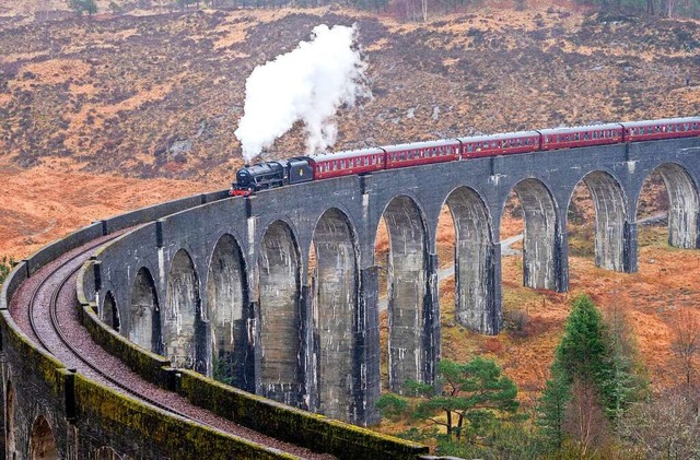 Die Dampflok, die auf der Bahnstrecke ...le Touristen und Harry-Potter-Fans an.  | Foto: Jane Barlow (dpa)