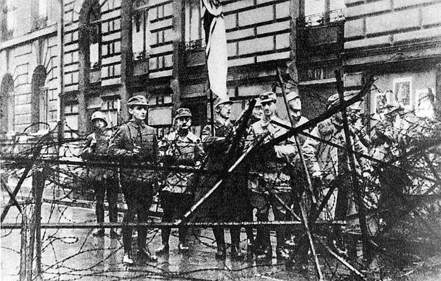 Putschisten am 9. November 1923 in Mnchen (mit Brille Heinrich Himmler)  | Foto: dena (dpa)