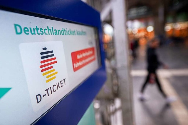 Ein Hinweis fr das Deutschlandticket ...bahnhof auf einem Fahrkartenautomaten.  | Foto: Sebastian Gollnow (dpa)